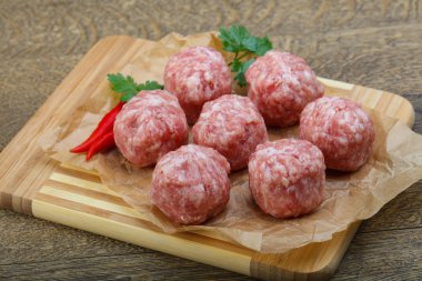 Doğrama kurulu üzerinde çiğ köfte