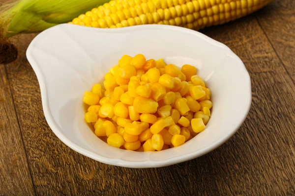 Солодкий консервованої кукурудзи — стокове фото