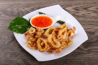 Kızarmış kalamar halkaları