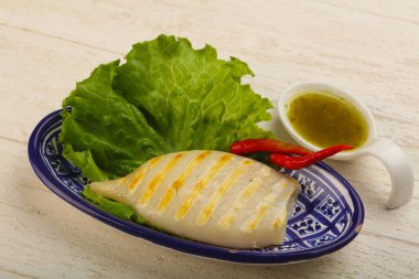 Deniz ürünleri ile ızgara kalamar