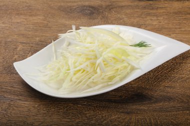 Kabın içinde rendelenmiş lahana