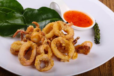 Kızarmış kalamar halkaları