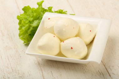 Mozzarella topları kabın içinde