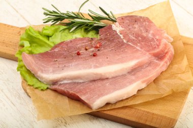 pişmemiş domuz biftek