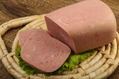 Jambon salata yaprakları üzerinde