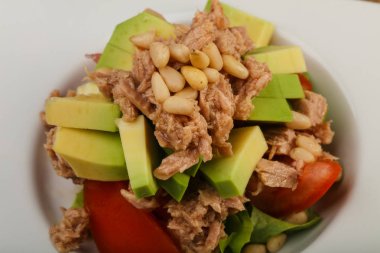 Ton balığı ve Avokado salatası