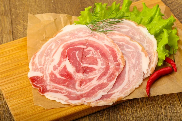 Pancetta viipaloitu sianliha pekoni — kuvapankkivalokuva