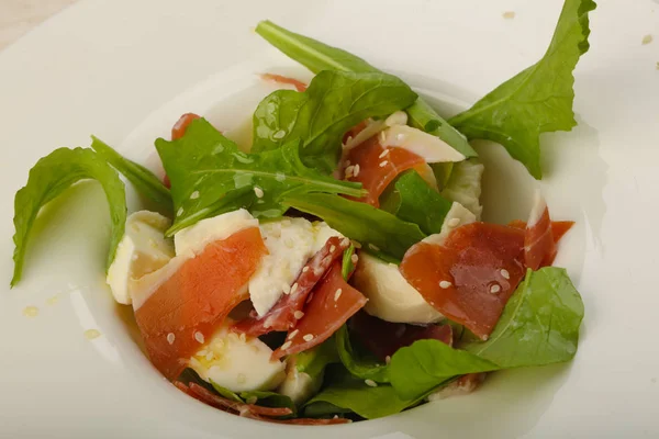 Ensalada con proscuitto, mozzarella —  Fotos de Stock