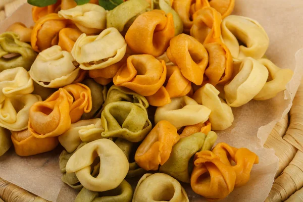 Tortellini di pasta cruda — Foto Stock