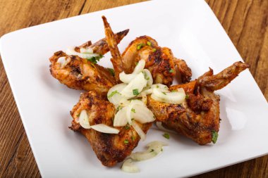 Kızarmış tavuk kanadı.