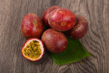 Tropikal ünlü tutku meyve