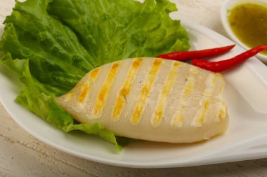 Izgara kalamar deniz ürünleri sos ile