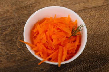 Kabın içinde rendelenmiş havuç