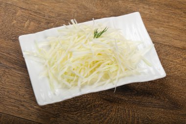 Kabın içinde rendelenmiş lahana