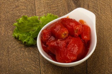 Kabın içinde soyulmuş domates