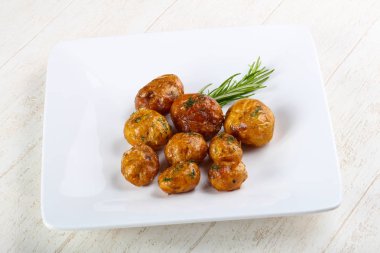 Genç fırında patates