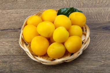 Kabın içinde sarı Erik