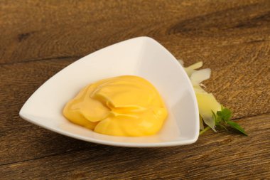 Kabın içinde peynir sos