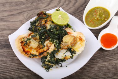 Ispanak ile pişmiş tarak