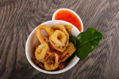 Kızarmış kalamar halkaları