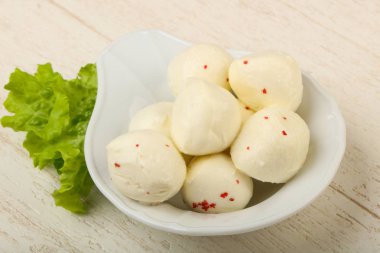 Mozzarella topları kabın içinde