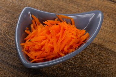 Kabın içinde rendelenmiş havuç