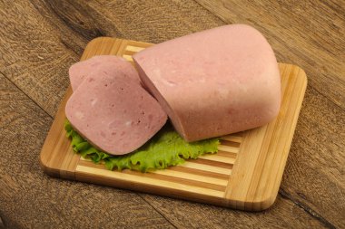 Jambon salata yaprakları üzerinde