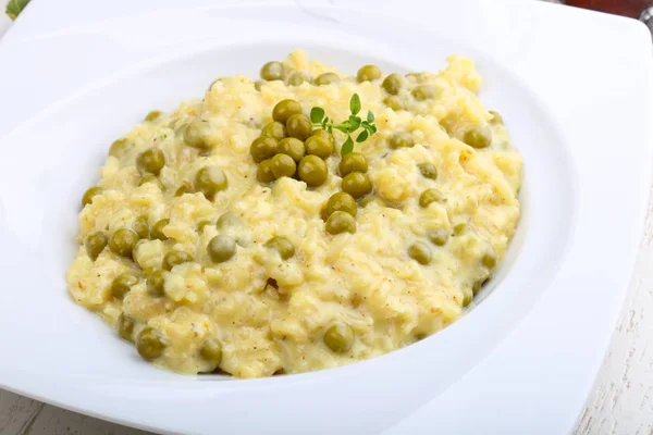 Risotto mit grünen Erbsen — Stockfoto