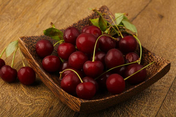 Cherry bessen in de kom — Stockfoto