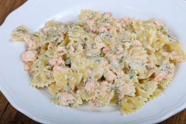 Makarna farfalle somon ile