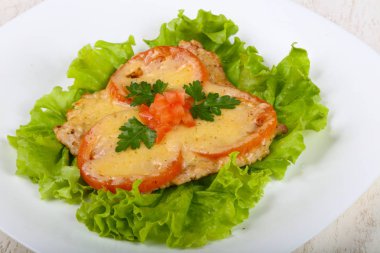 Pişmiş domates ve peynir ile domuz eti