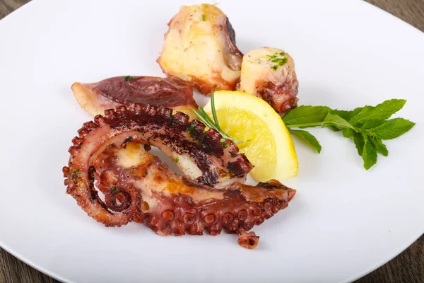 Grilled octopus with lemon — Stock Photo, Image