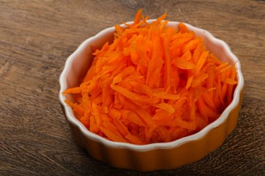 Kabın içinde rendelenmiş havuç