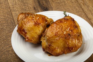 Kızarmış tavuk butları.