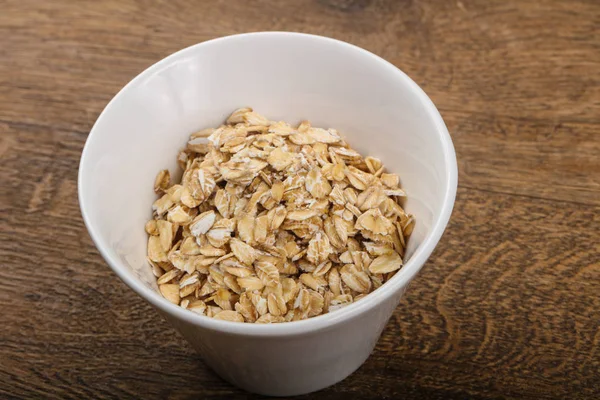 Avena cruda en el tazón —  Fotos de Stock