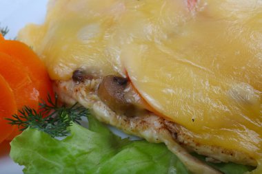 Fırında tavuk mantar ile