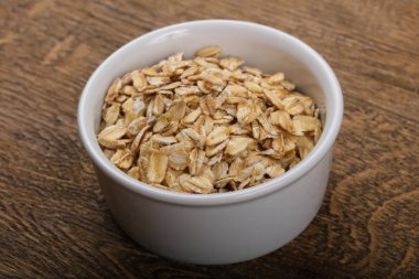 Kabın içinde çiğ yulaf ezmesi 