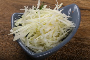 Kabın içinde rendelenmiş lahana 