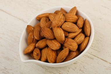 Kabın içinde olgunlaşmış badem