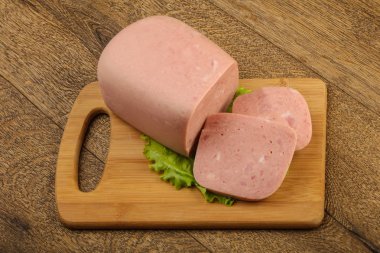 Jambon salata yaprakları üzerinde