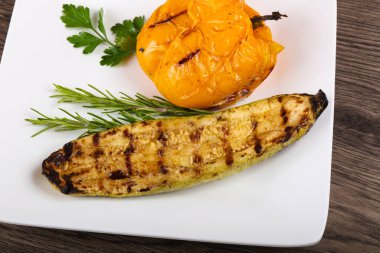 Kızarmış kabak biber ile