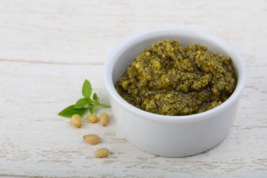 Pesto sos kabın içinde
