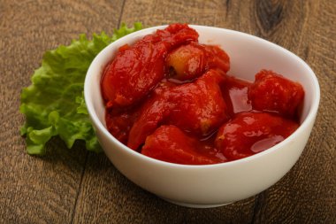 Kabın içinde soyulmuş domates