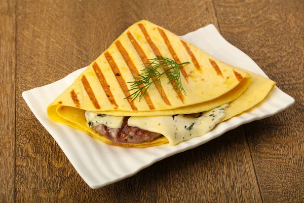 Tortilla com costeleta de hambúrguer grelhado — Fotografia de Stock