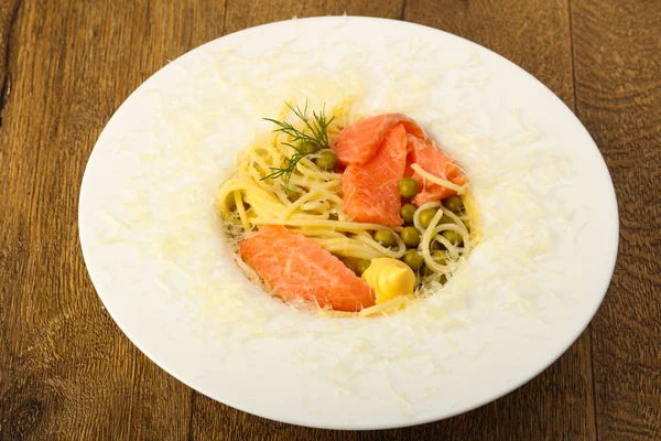 Spaghetti met zalm en erwten — Stockfoto