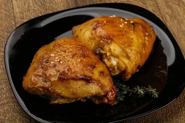 Жареные куриные бёдра — стоковое фото