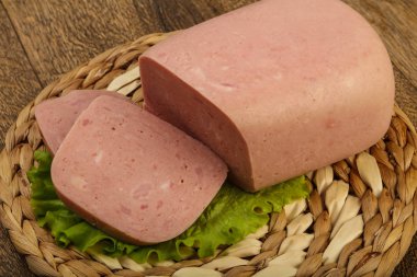 Jambon salata yaprakları üzerinde