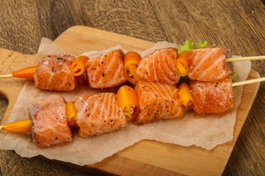 Çiğ somon şiş