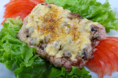 Domuz eti biftek mantar ve peynir ile