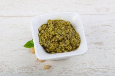 Pesto sos kabın içinde